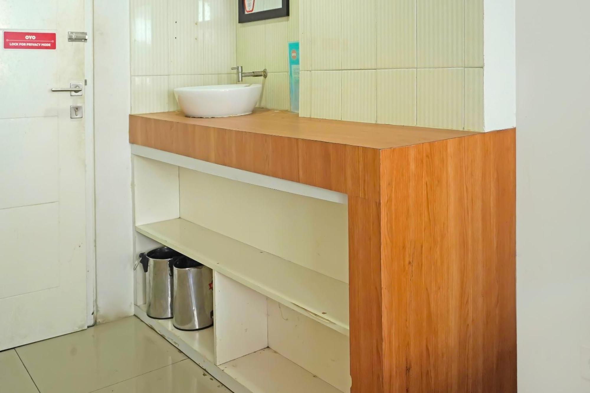 Oyo 90391 Gkitroom Karawang Bagian luar foto